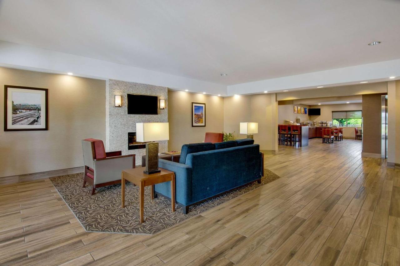 Comfort Inn Airport Roanoke Bagian luar foto